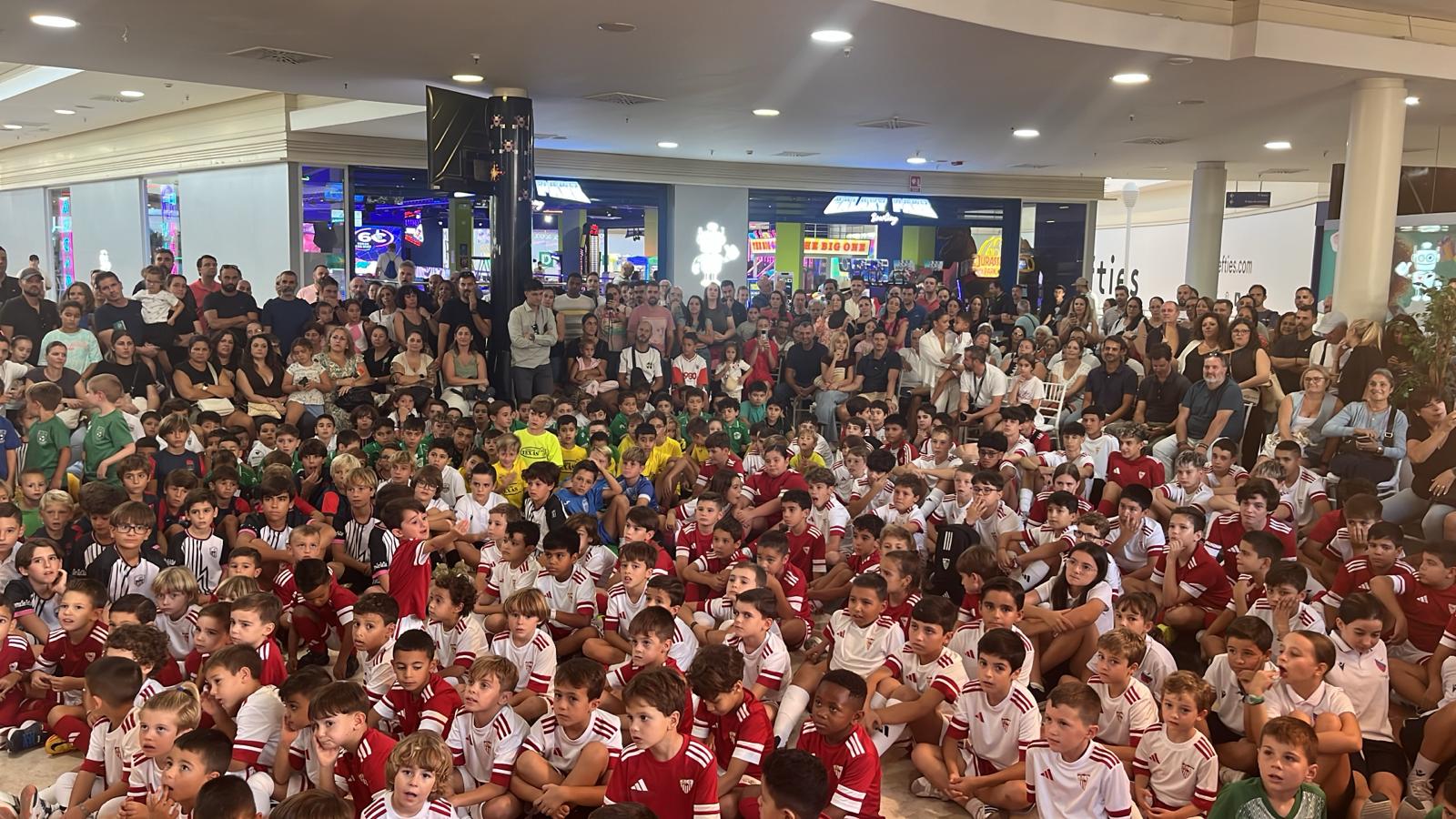 Sevilla FC Academy fills Los Alcores Shopping Center with Sevillismo