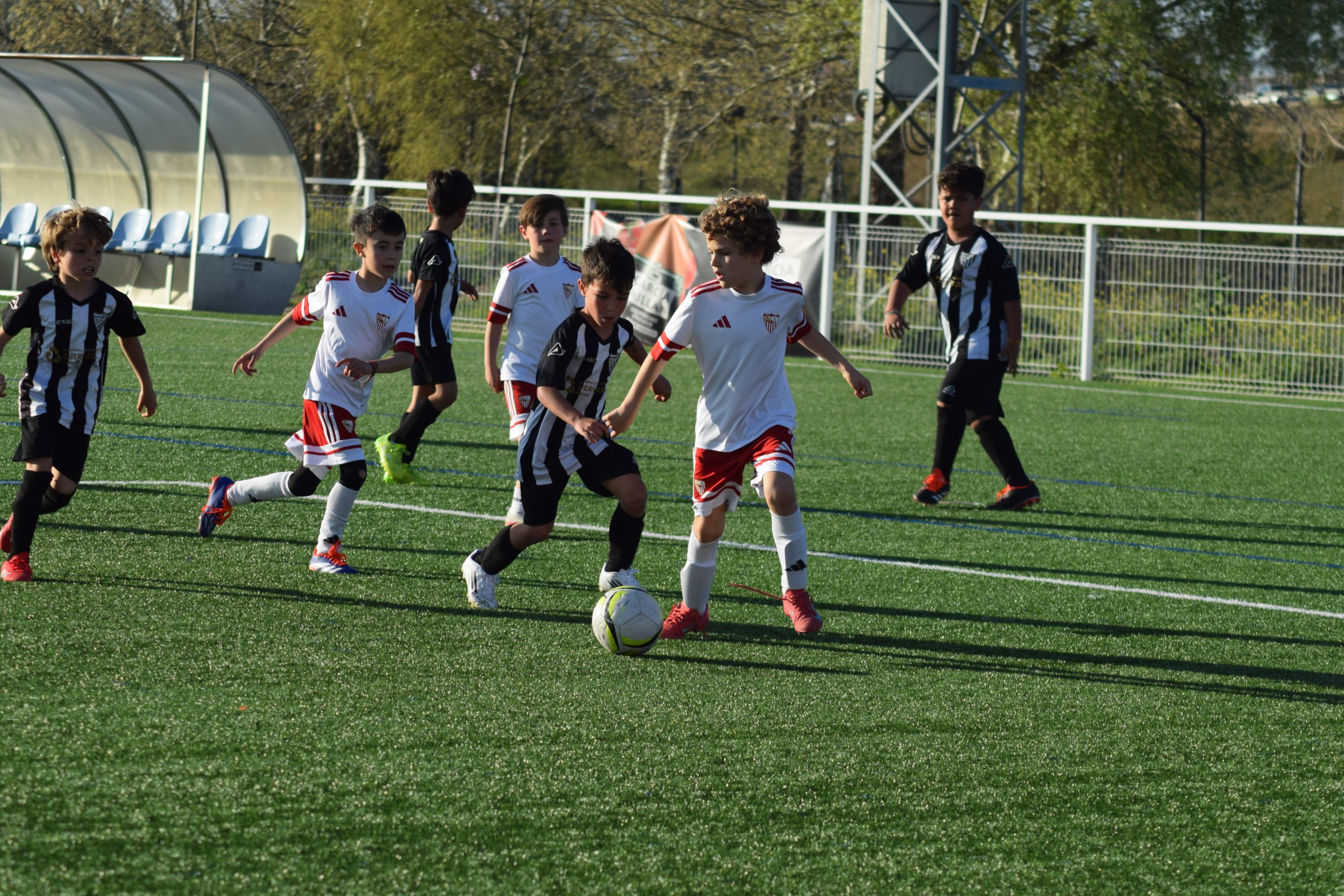 La Sevilla FC Academy refuerza la formación deportiva con una nueva convivencia junto al JD Bormujos