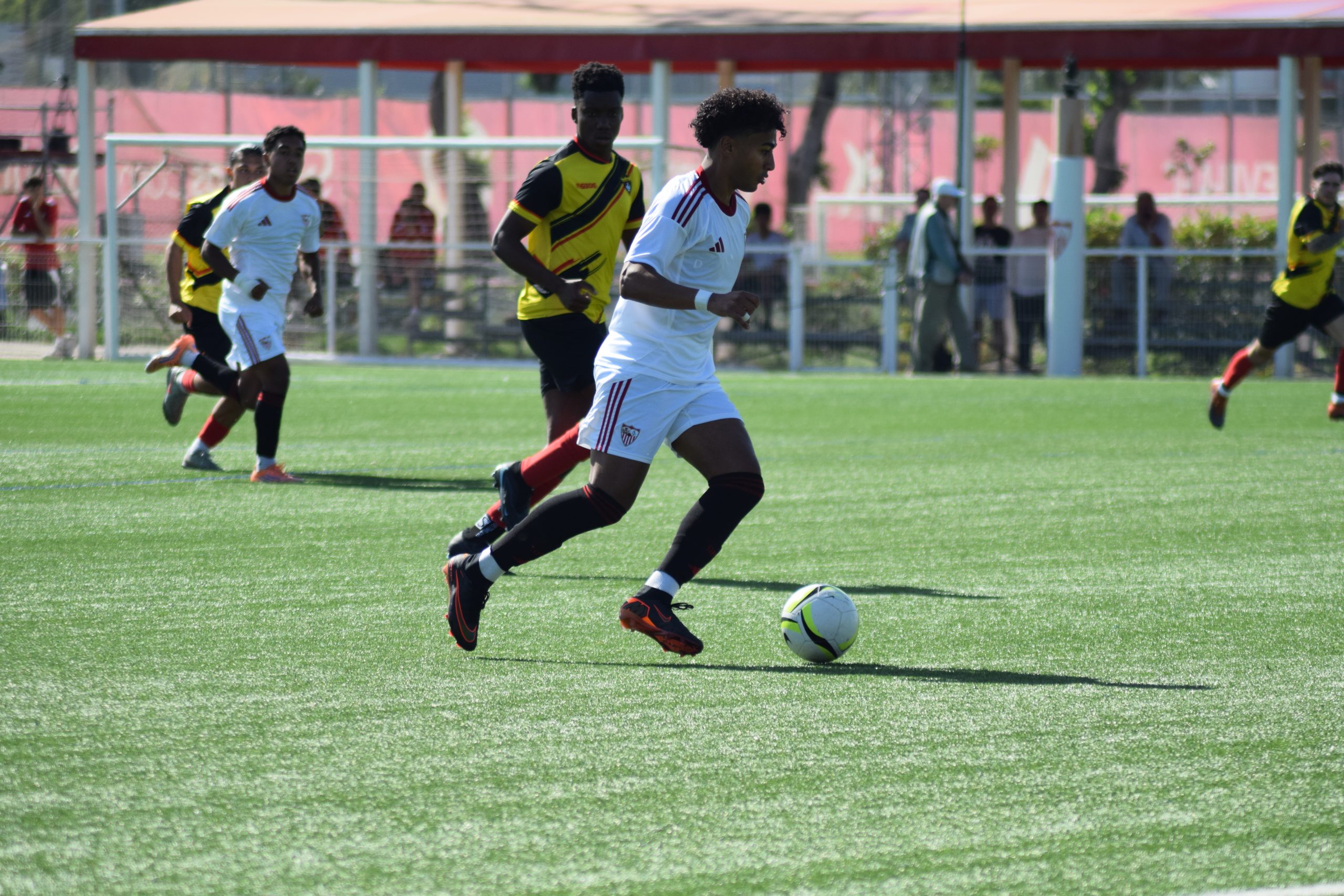 Edu Mangles lidera la victoria del Sevilla D ante el Atlético Sumi