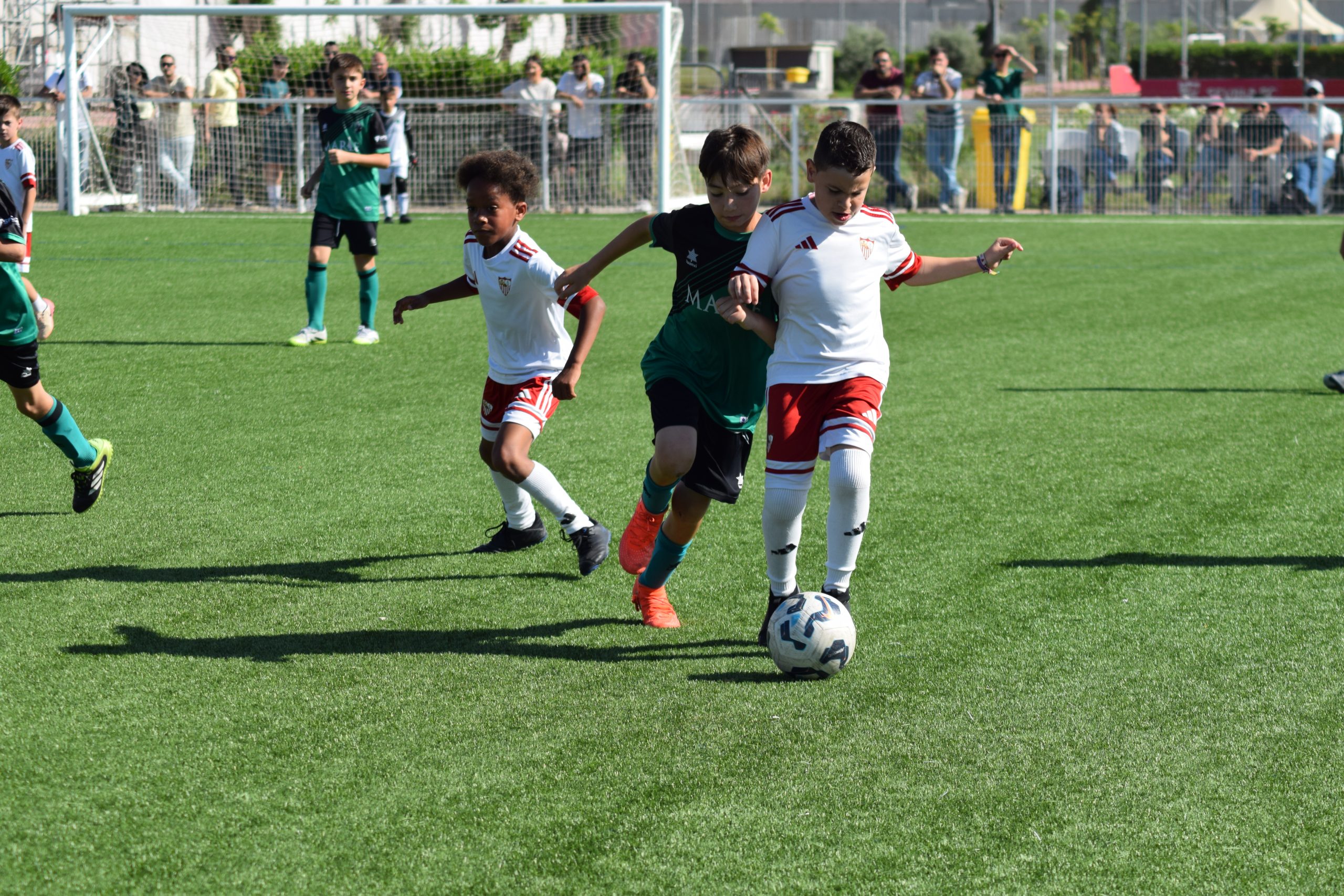 La Sevilla FC Academy celebra dos jornadas de convivencia junto al CD Gévora en la Ciudad Deportiva