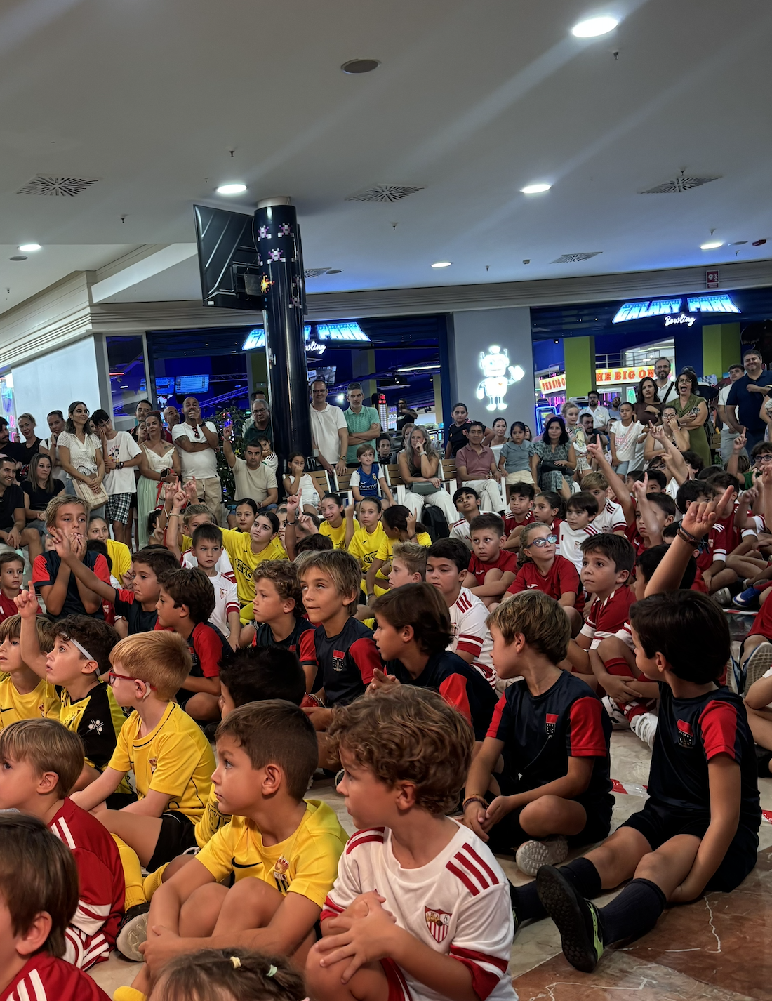 El Centro Comercial Los Alcores acoge la presentación de la Liga Interna de la Sevilla FC Academy